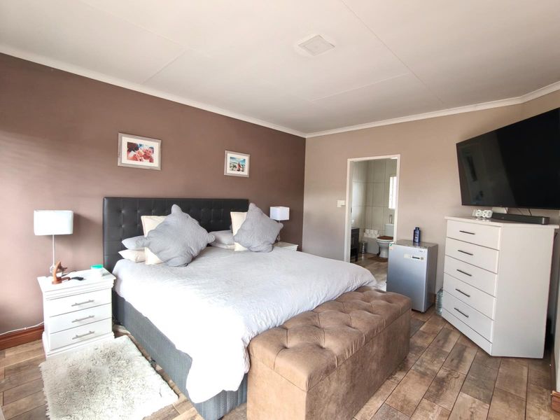 3 Bedroom with Study 2.5 Bathroom 2 Garages with Swimming Pool for Sale in Amberfield - Photo 2