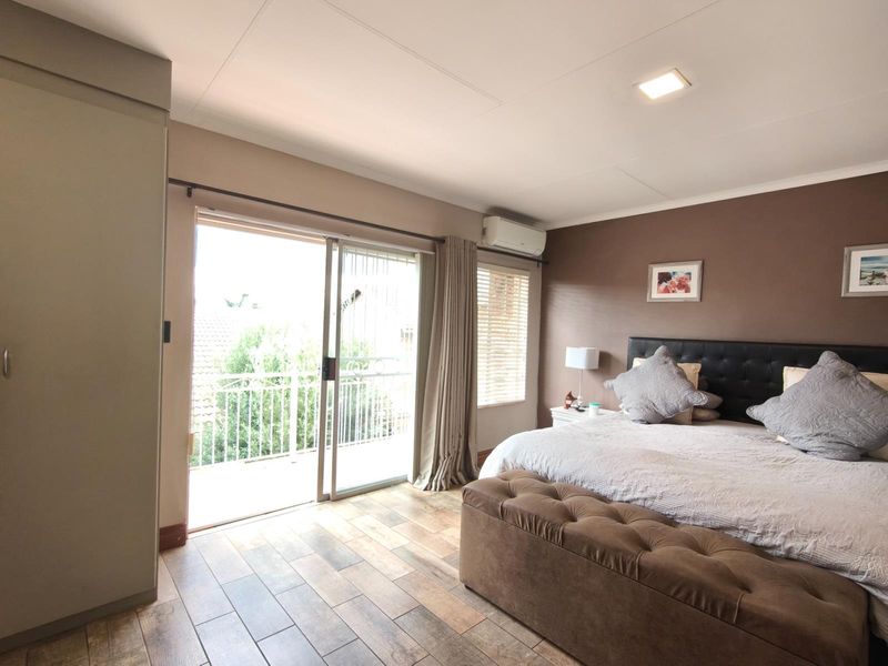 3 Bedroom with Study 2.5 Bathroom 2 Garages with Swimming Pool for Sale in Amberfield - Photo 4