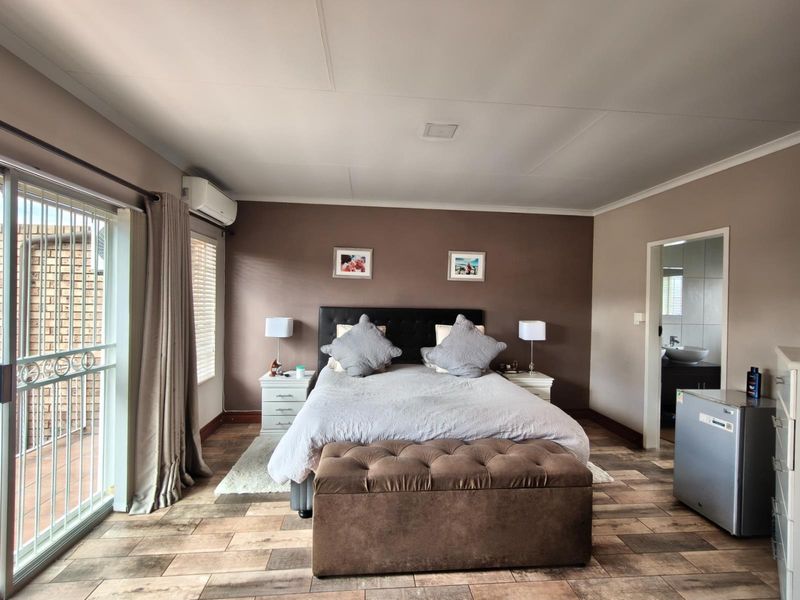 3 Bedroom with Study 2.5 Bathroom 2 Garages with Swimming Pool for Sale in Amberfield - Photo 3