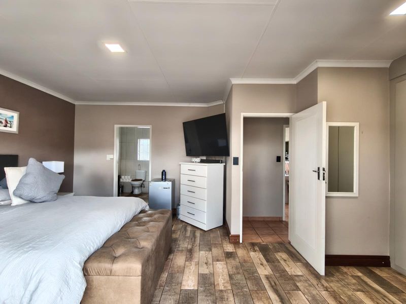 3 Bedroom with Study 2.5 Bathroom 2 Garages with Swimming Pool for Sale in Amberfield - Photo 8