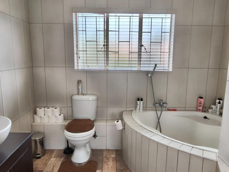 3 Bedroom with Study 2.5 Bathroom 2 Garages with Swimming Pool for Sale in Amberfield - Photo 9