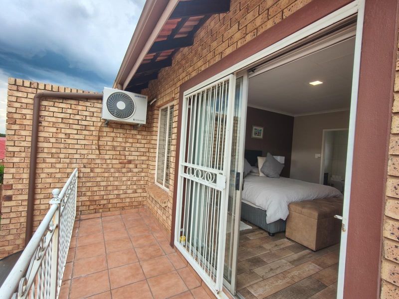 3 Bedroom with Study 2.5 Bathroom 2 Garages with Swimming Pool for Sale in Amberfield - Photo 7