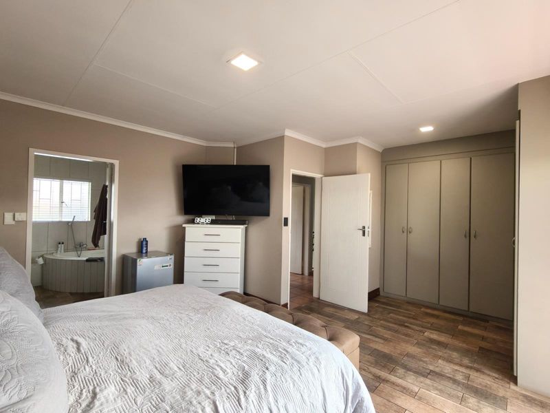 3 Bedroom with Study 2.5 Bathroom 2 Garages with Swimming Pool for Sale in Amberfield - Photo 5