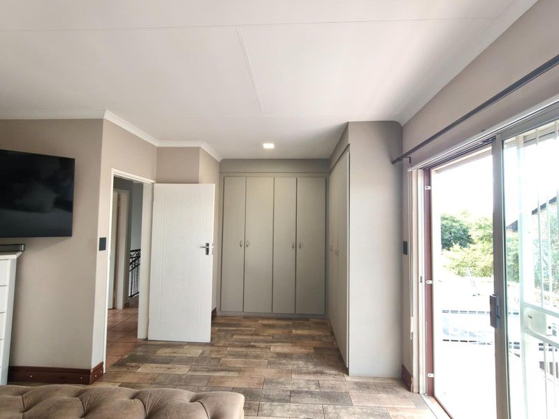 3 Bedroom with Study 2.5 Bathroom 2 Garages with Swimming Pool for Sale in Amberfield - Photo 6