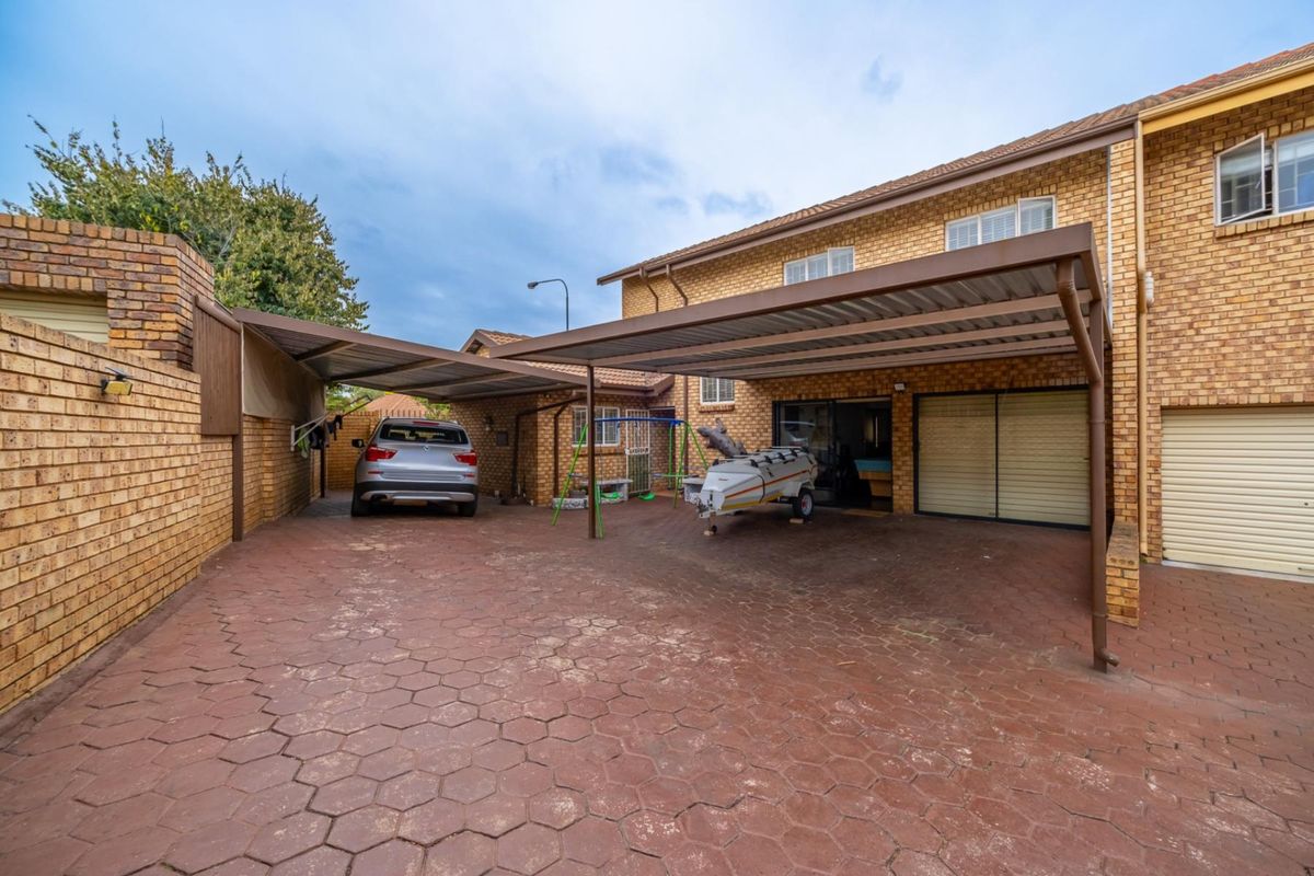 3 Bedroom with Study 2.5 Bathroom 2 Garages with Swimming Pool for Sale in Amberfield - Photo 2