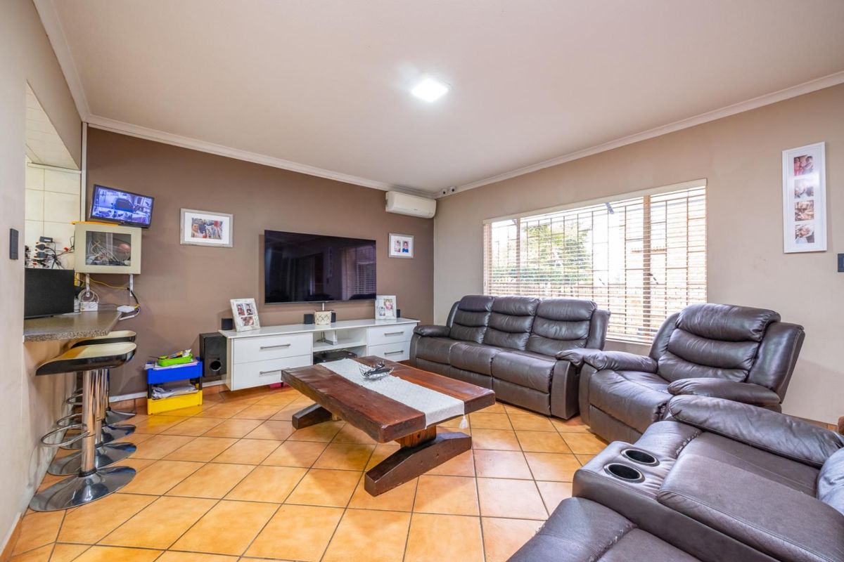 3 Bedroom with Study 2.5 Bathroom 2 Garages with Swimming Pool for Sale in Amberfield - Photo 3