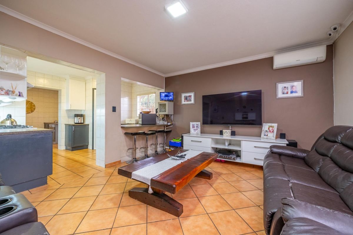 3 Bedroom with Study 2.5 Bathroom 2 Garages with Swimming Pool for Sale in Amberfield - Photo 4