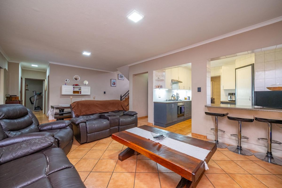 3 Bedroom with Study 2.5 Bathroom 2 Garages with Swimming Pool for Sale in Amberfield - Photo 5
