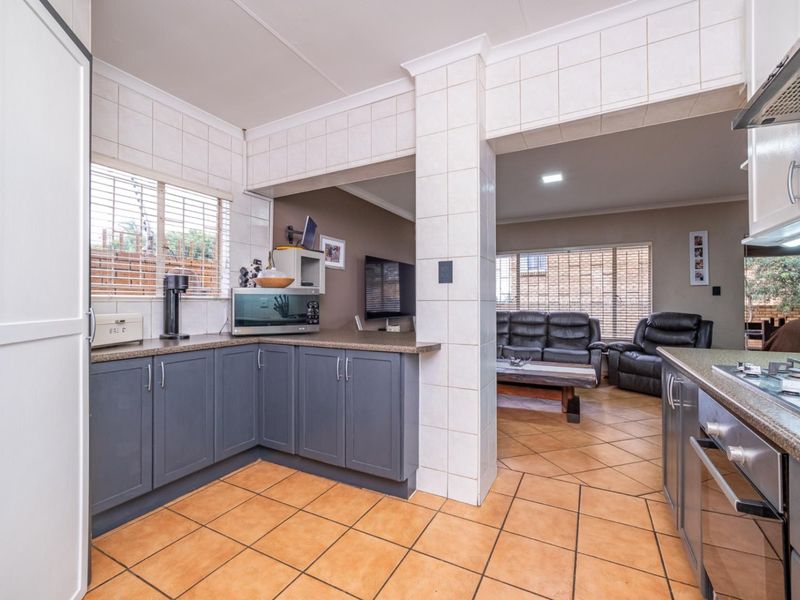 3 Bedroom with Study 2.5 Bathroom 2 Garages with Swimming Pool for Sale in Amberfield - Photo 1