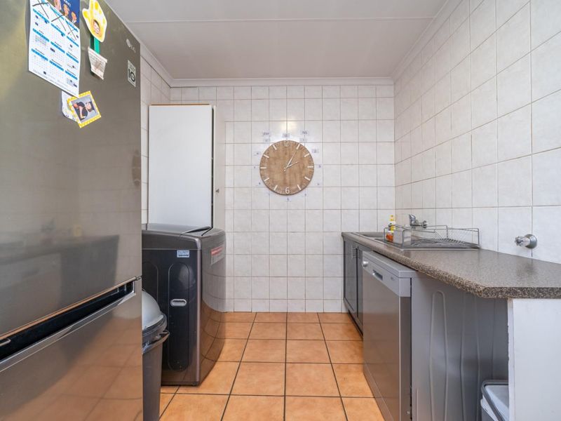 3 Bedroom with Study 2.5 Bathroom 2 Garages with Swimming Pool for Sale in Amberfield - Photo 3