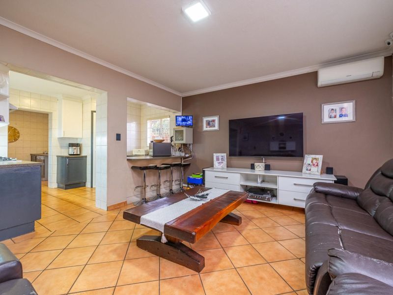 3 Bedroom with Study 2.5 Bathroom 2 Garages with Swimming Pool for Sale in Amberfield - Photo 9