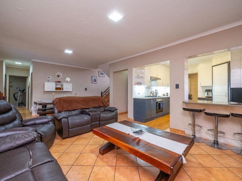 3 Bedroom with Study 2.5 Bathroom 2 Garages with Swimming Pool for Sale in Amberfield - Photo 7