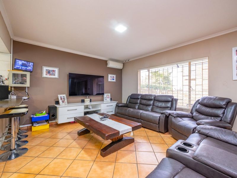 3 Bedroom with Study 2.5 Bathroom 2 Garages with Swimming Pool for Sale in Amberfield - Photo 6