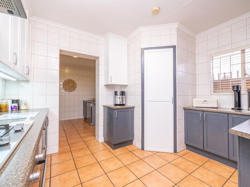 3 Bedroom with Study 2.5 Bathroom 2 Garages with Swimming Pool for Sale in Amberfield - Photo 4