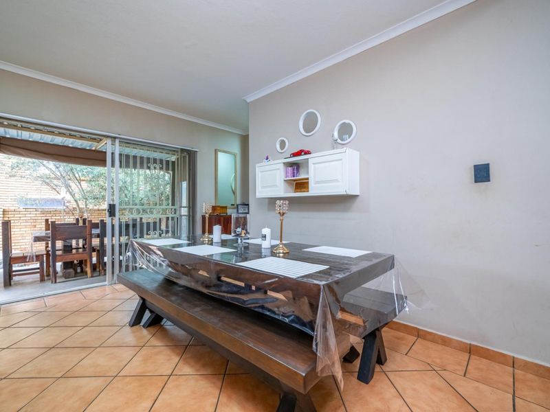 3 Bedroom with Study 2.5 Bathroom 2 Garages with Swimming Pool for Sale in Amberfield - Photo 8