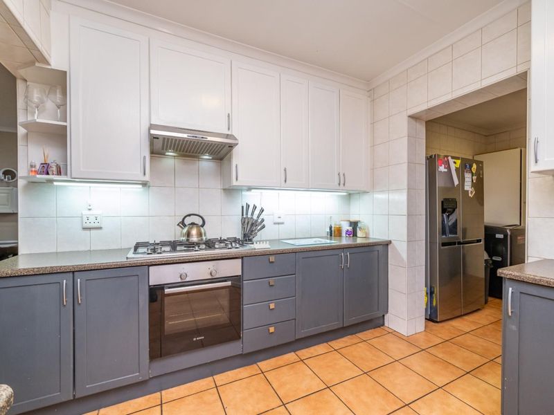 3 Bedroom with Study 2.5 Bathroom 2 Garages with Swimming Pool for Sale in Amberfield - Photo 2