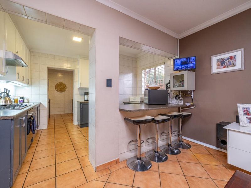 3 Bedroom with Study 2.5 Bathroom 2 Garages with Swimming Pool for Sale in Amberfield - Photo 5