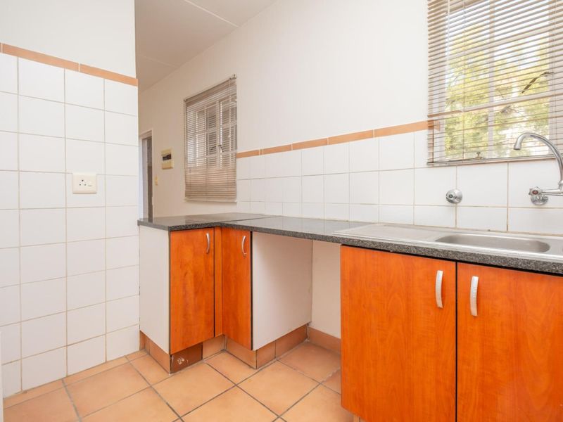 Ground Floor 2 Bed Apartment with Massive Garden - Photo 9