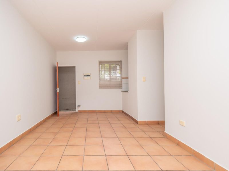 Ground Floor 2 Bed Apartment with Massive Garden - Photo 6