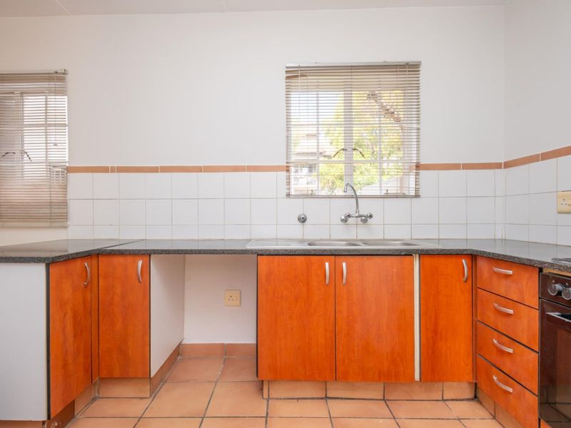 Ground Floor 2 Bed Apartment with Massive Garden - Photo 8