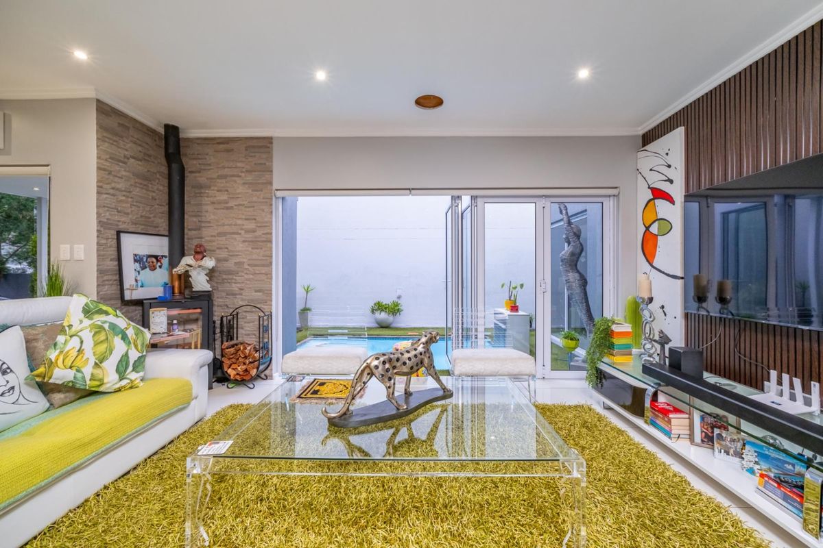 Modern 3-Bedroom All En-Suite Cluster with Pool in , Bryanston East - Photo 4