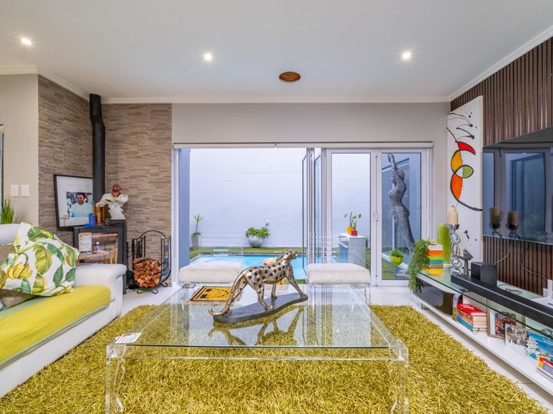Modern 3-Bedroom All En-Suite Cluster with Pool in , Bryanston East - Photo 4