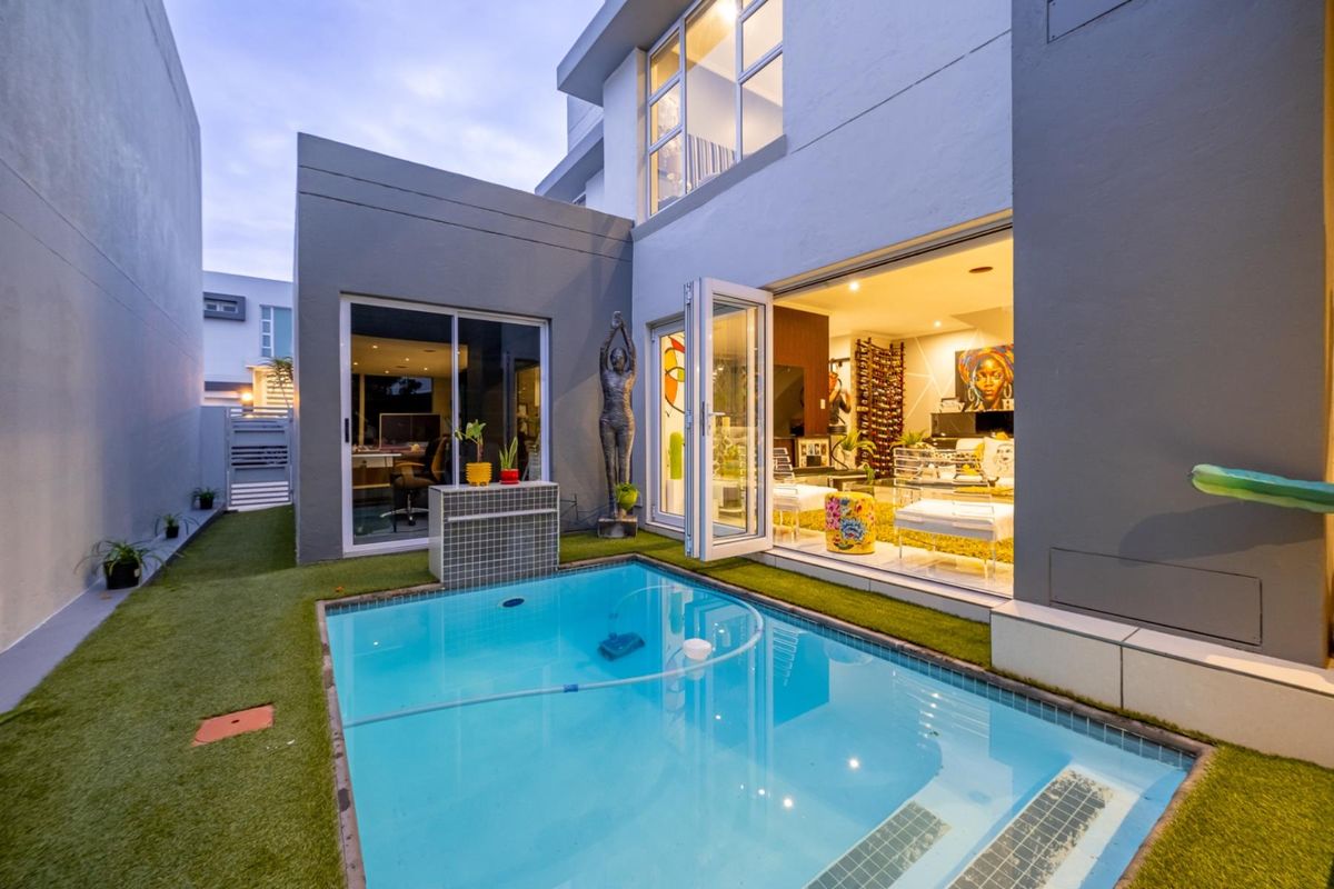 Modern 3-Bedroom All En-Suite Cluster with Pool in , Bryanston East - Photo 3