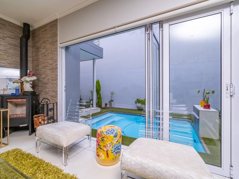 Modern 3-Bedroom All En-Suite Cluster with Pool in , Bryanston East - Photo 10