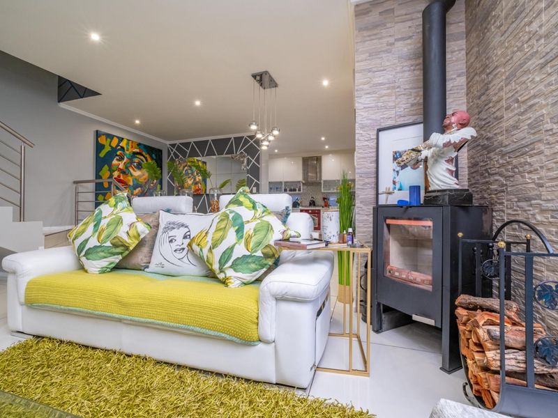 Modern 3-Bedroom All En-Suite Cluster with Pool in , Bryanston East - Photo 6