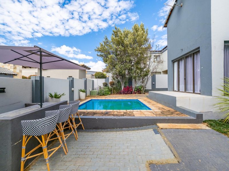 A Complete Family Home in a Prime Estate - Photo 6