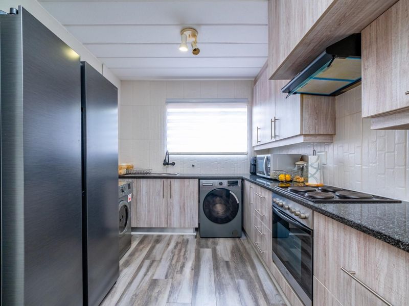 Immaculate Ground-Floor Gem with Modern Finishes, Top Security and Effortless Living - Photo 9