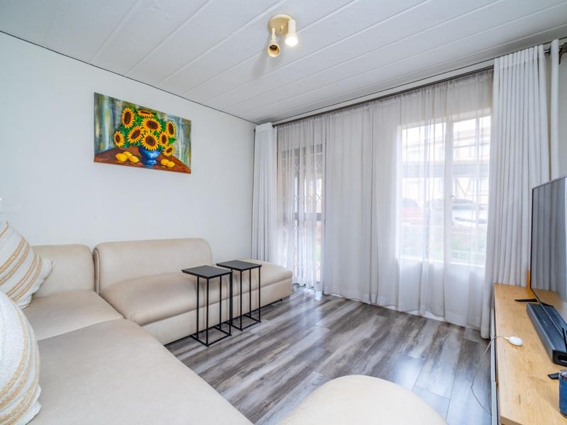 Immaculate Ground-Floor Gem with Modern Finishes, Top Security and Effortless Living - Photo 6