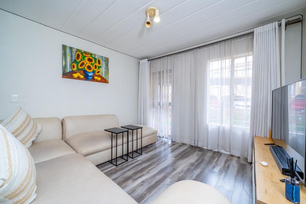 Immaculate Ground-Floor Gem with Modern Finishes, Top Security and Effortless Living - Photo 4