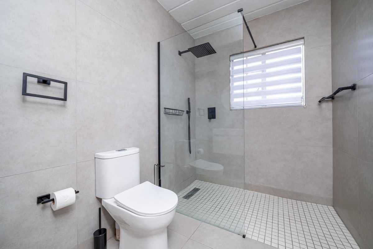 Immaculate Ground-Floor Gem with Modern Finishes, Top Security and Effortless Living - Photo 3