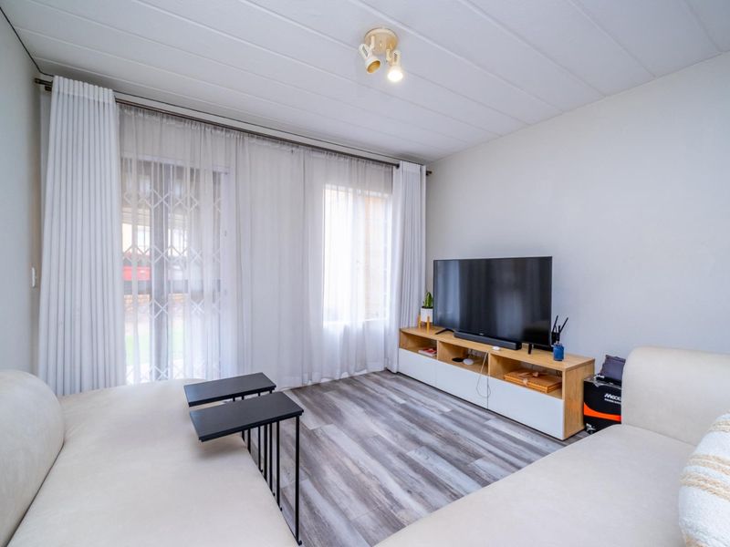 Immaculate Ground-Floor Gem with Modern Finishes, Top Security and Effortless Living - Photo 1