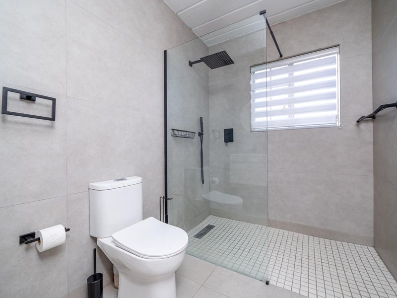 Immaculate Ground-Floor Gem with Modern Finishes, Top Security and Effortless Living - Photo 3