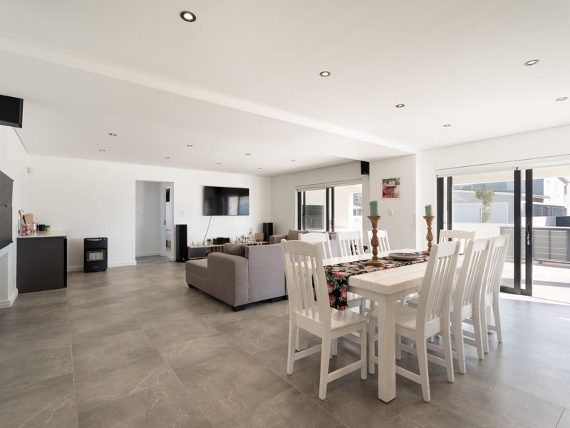 Stunning Double Storey Home In Bloumosselstrand - Photo 7