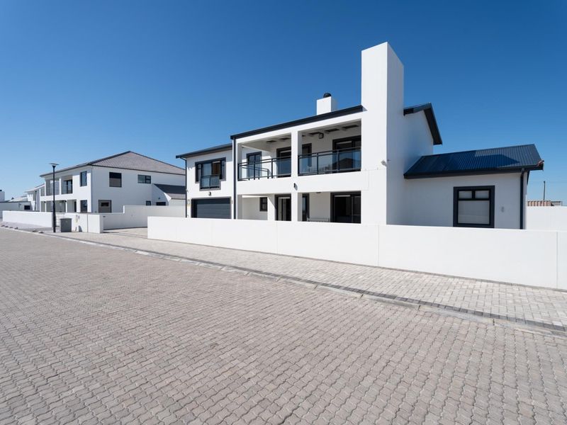 Stunning Double Storey Home In Bloumosselstrand - Photo 5