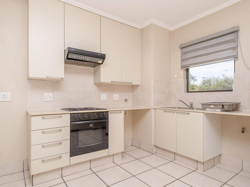 Charming Two Bed Apartment in a Secure Estate For Rent - Photo 2