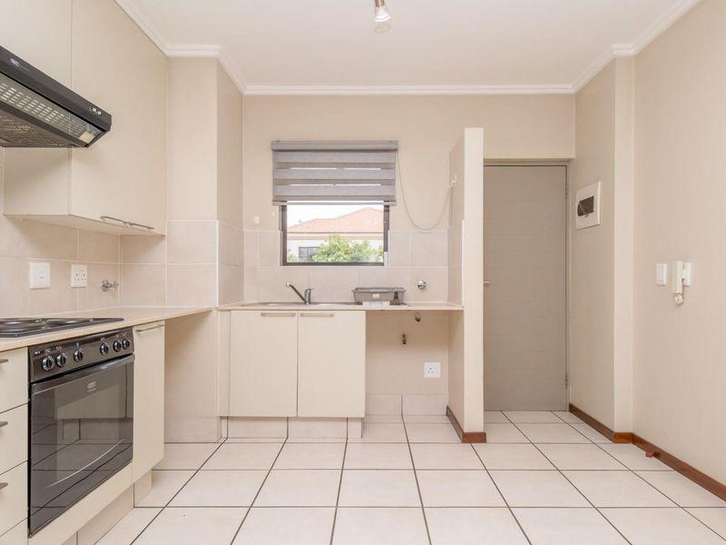 Charming Two Bed Apartment in a Secure Estate For Rent - Photo 3