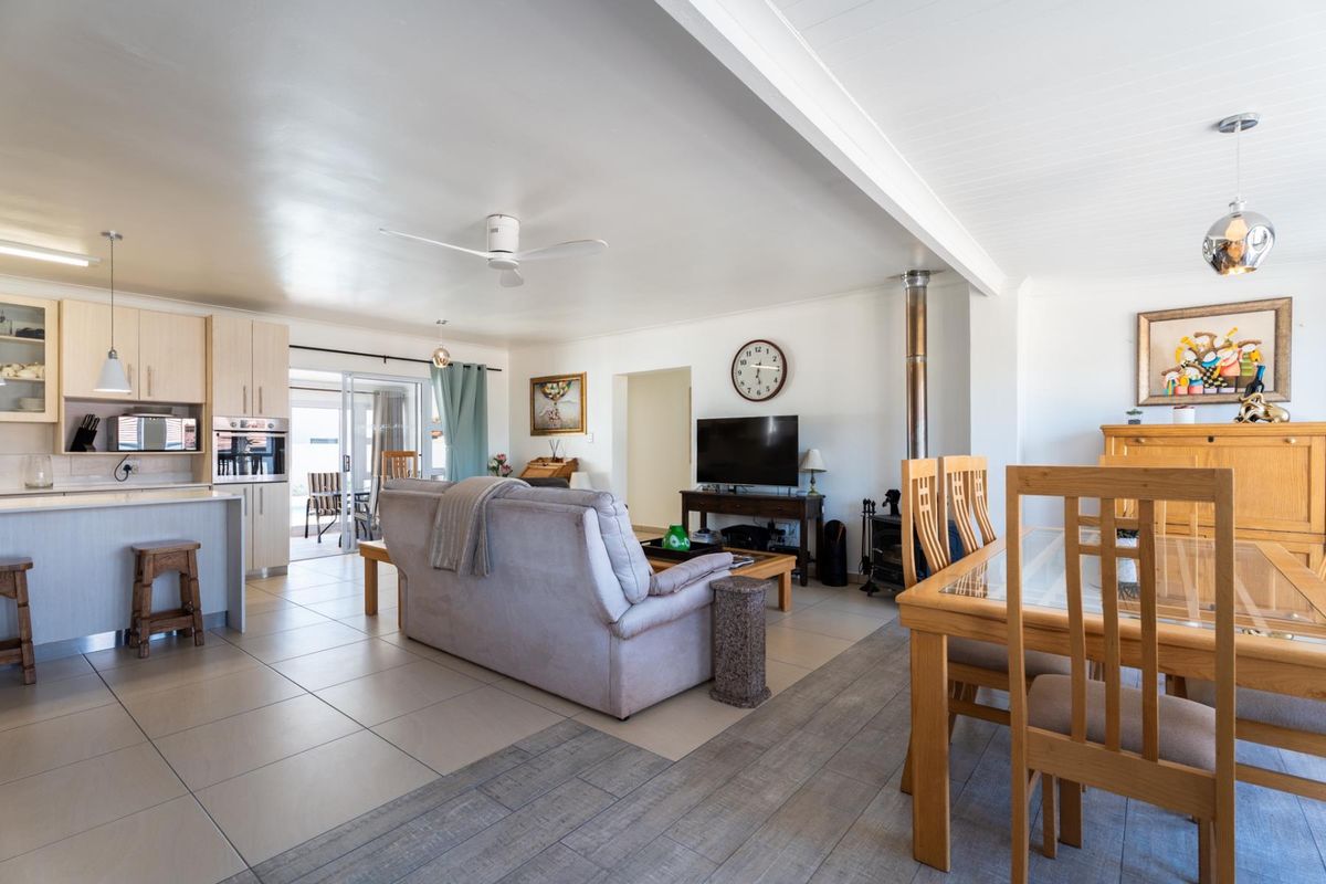 Single Level Home With Cottage In Admiral Island - Photo 4