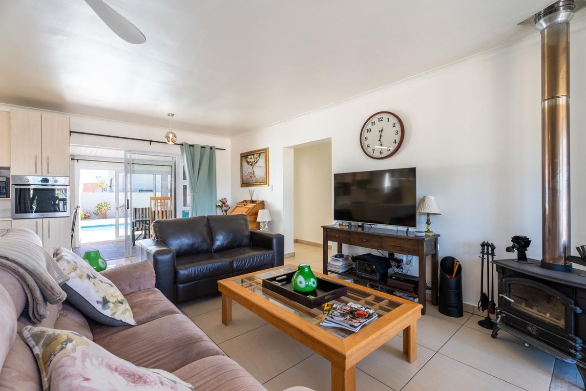 Single Level Home With Cottage In Admiral Island - Photo 5