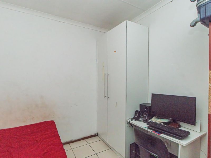 Rare Find! Conveniently Located Lockup-And-Go Apartment - Photo 8