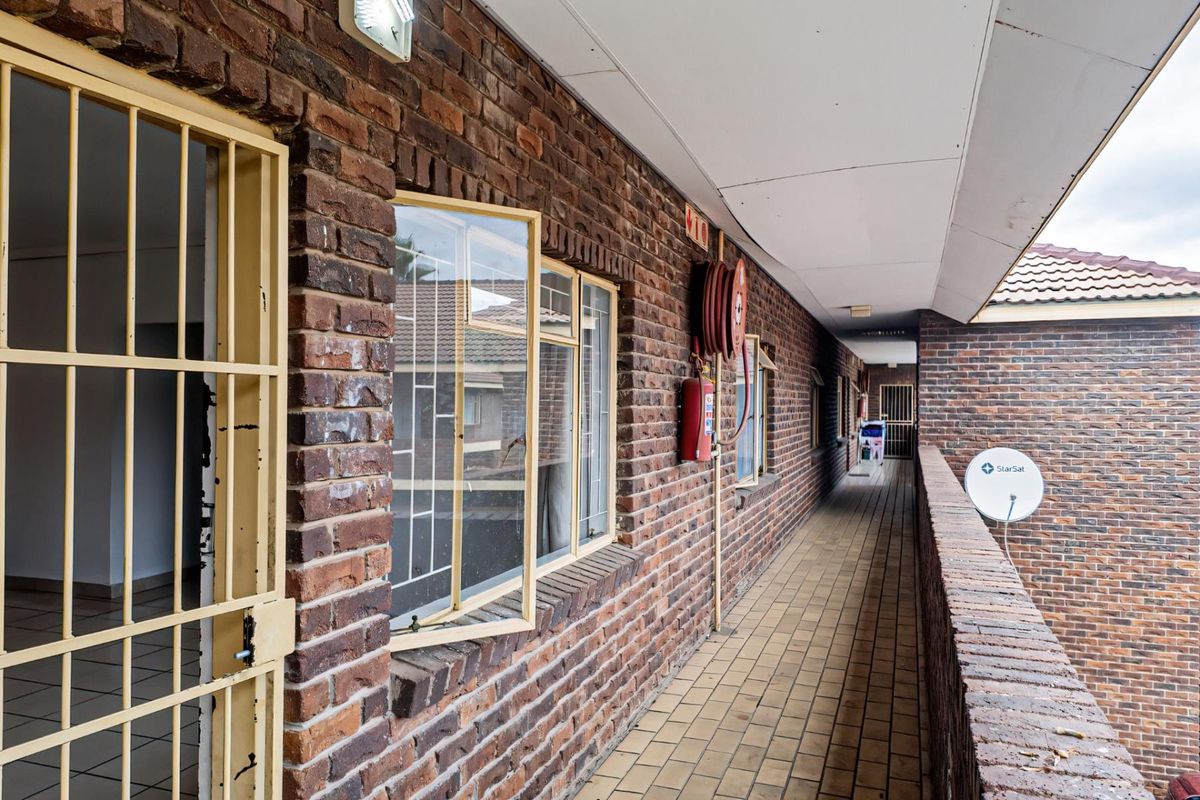 Rare Find! Conveniently Located Lockup-And-Go Apartment - Photo 2