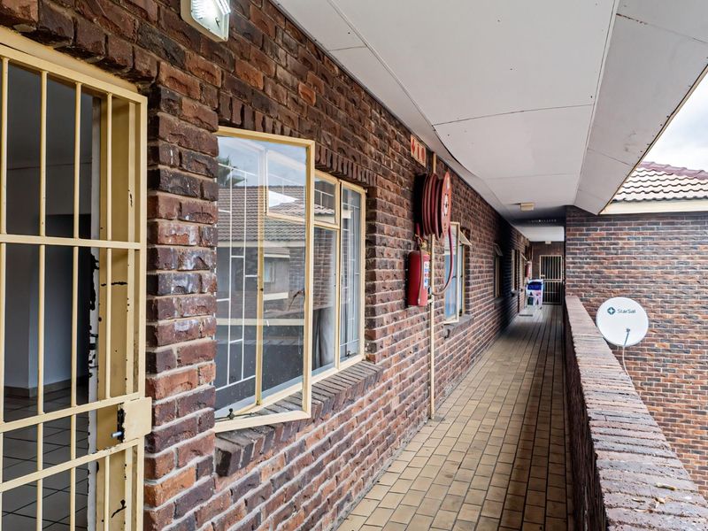 Rare Find! Conveniently Located Lockup-And-Go Apartment - Photo 2