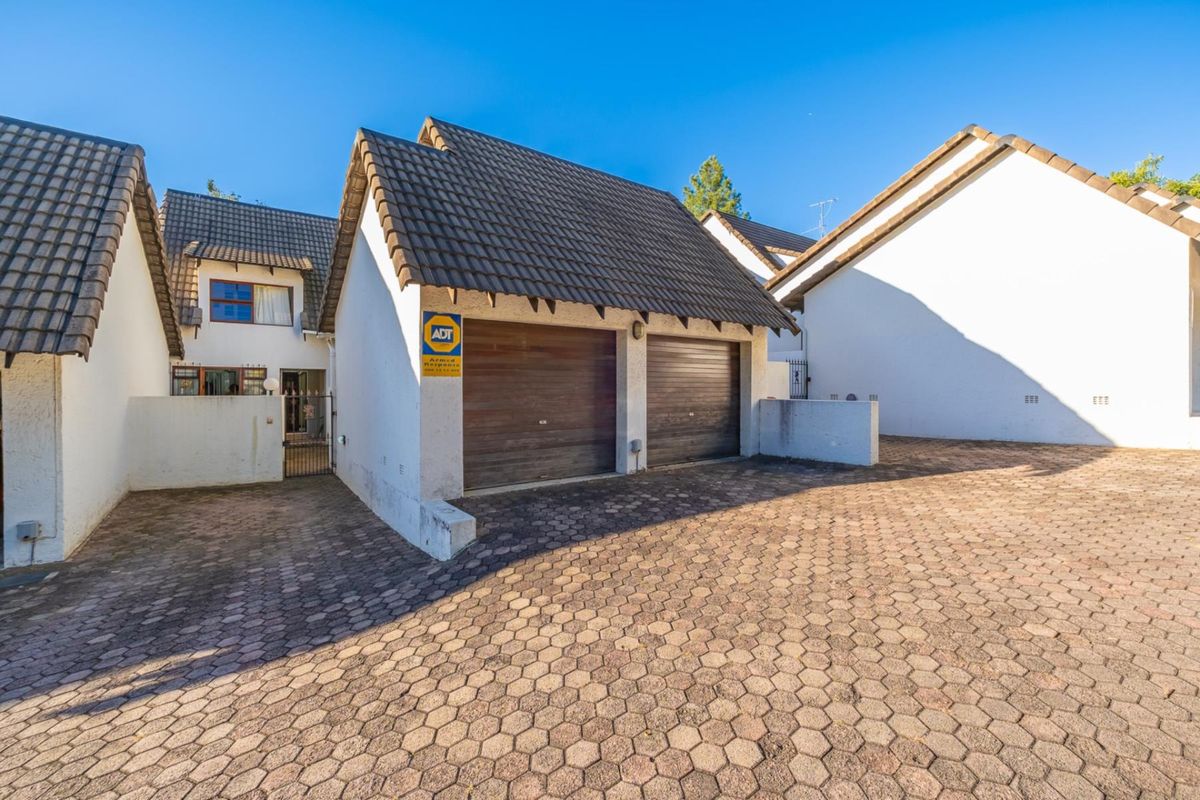 Well-Located 3-Bedroom Townhouse with Garden in Secure Bryanston Complex - Photo 3