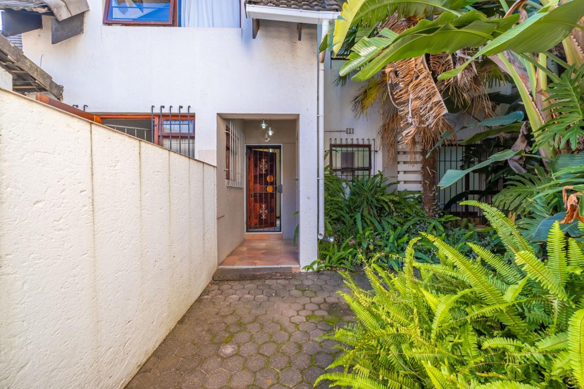 Well-Located 3-Bedroom Townhouse with Garden in Secure Bryanston Complex - Photo 4
