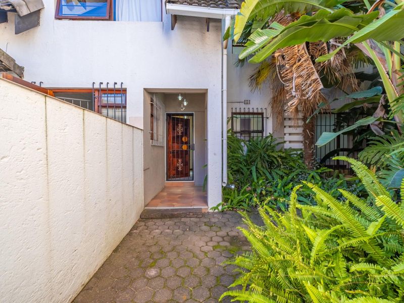 Well-Located 3-Bedroom Townhouse with Garden in Secure Bryanston Complex - Photo 4