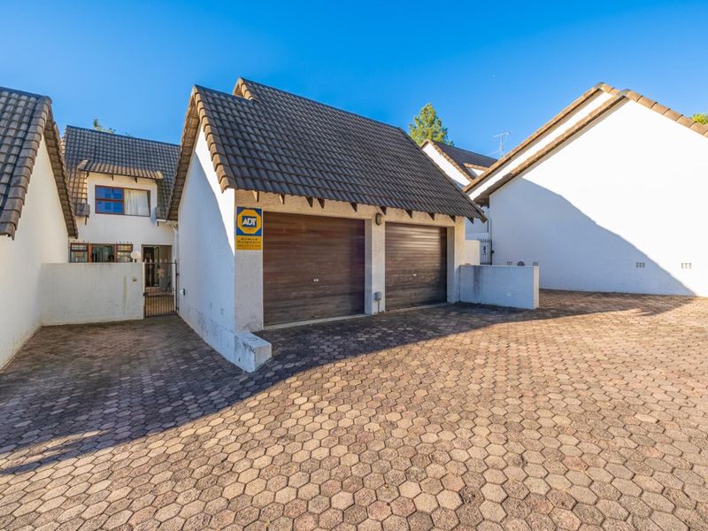Well-Located 3-Bedroom Townhouse with Garden in Secure Bryanston Complex - Photo 3