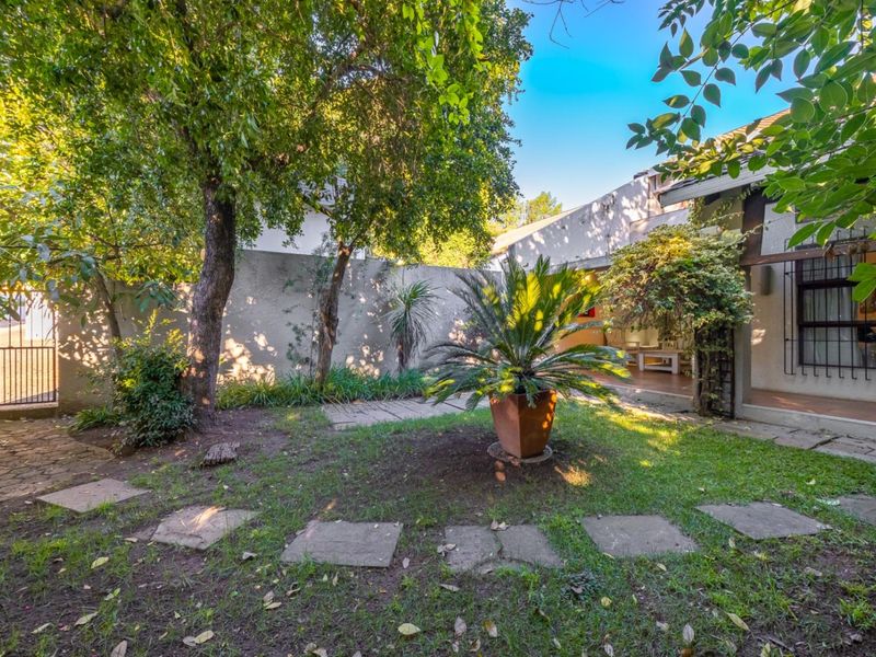 Well-Located 3-Bedroom Townhouse with Garden in Secure Bryanston Complex - Photo 2